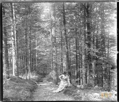 Femme dans une forêt (Vosges)